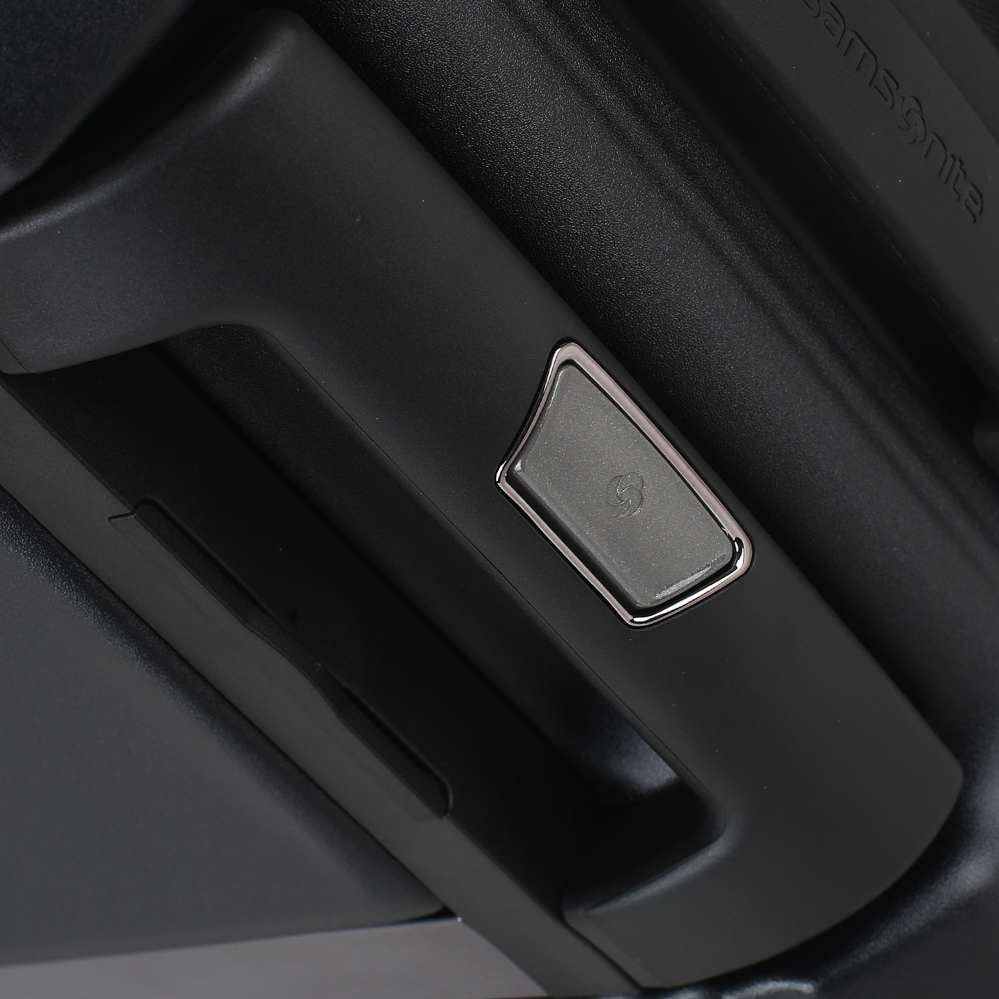 Чемодан средний M из поликарбоната Samsonite Nuon