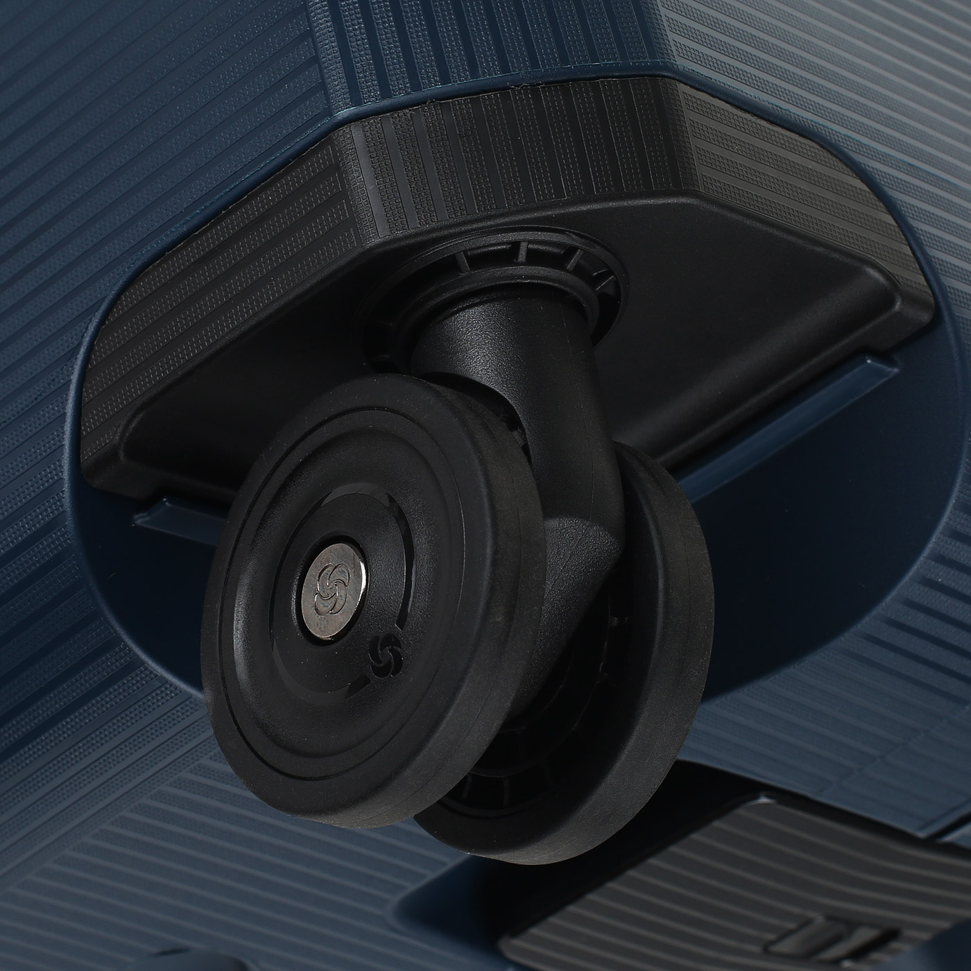 Чемодан большой L из полипропилена с кодовым замком Samsonite Magnum ECO