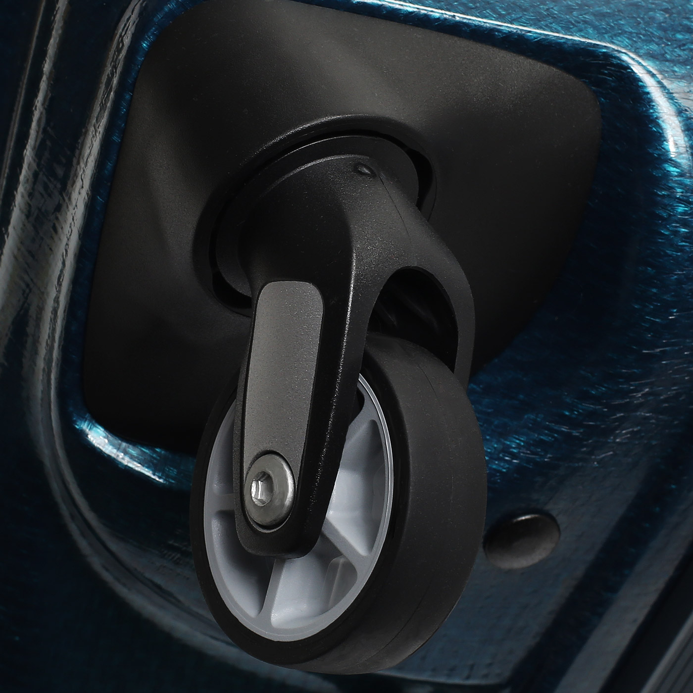 Чемодан средний M из материала Curv Samsonite Lite-Shock