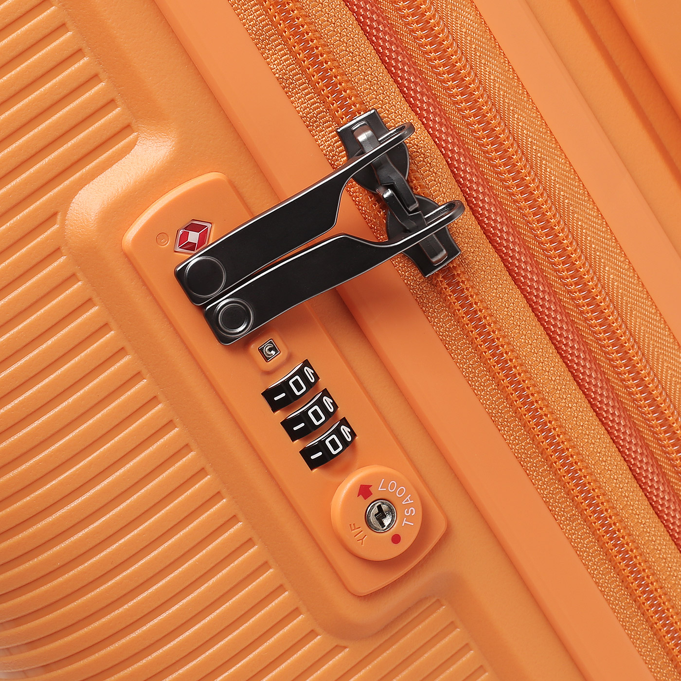 Чемодан средний M из полипропилена Echolac Forza