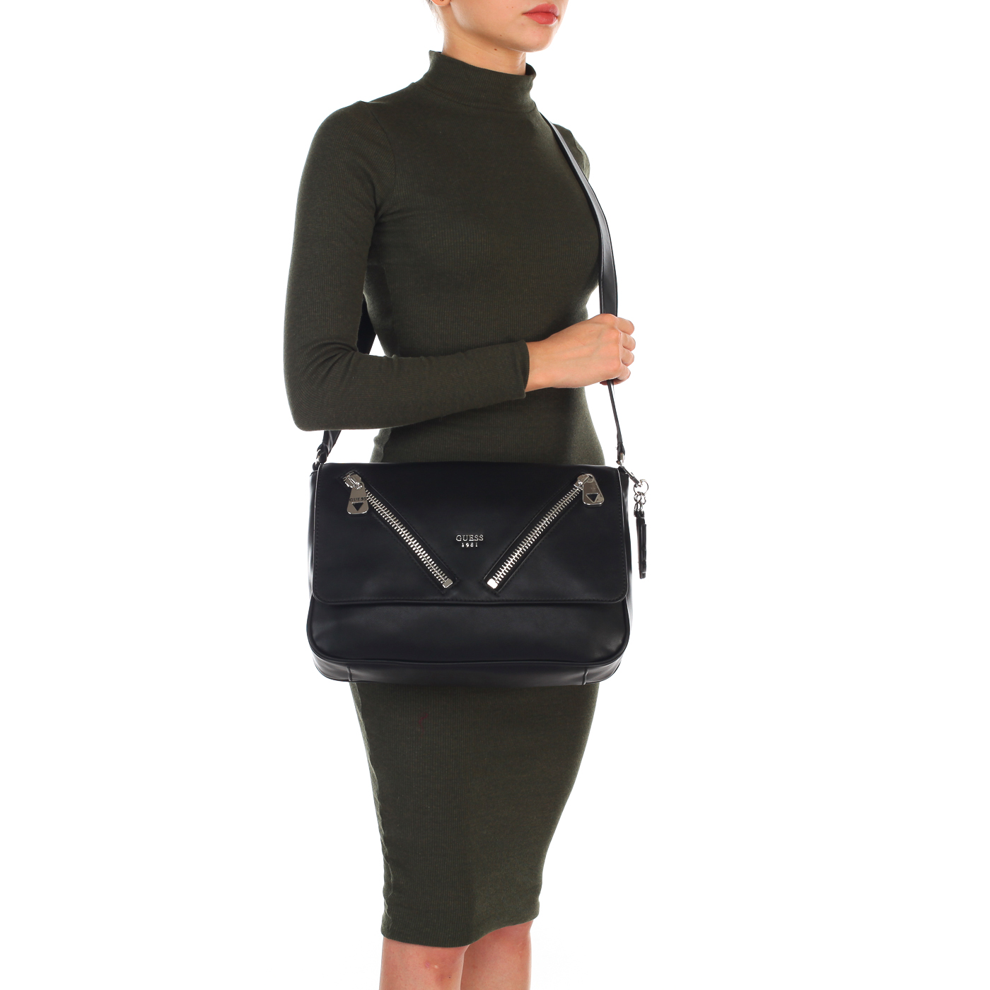 Женская черная сумка с брелоком в форме сердечка Guess Bradyn